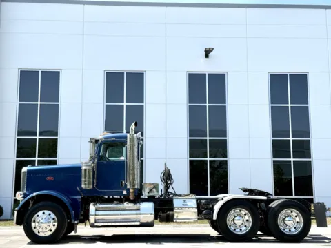 More photos of 2013 PETERBILT 388 at Forge Truck Centers - Illinois, IL