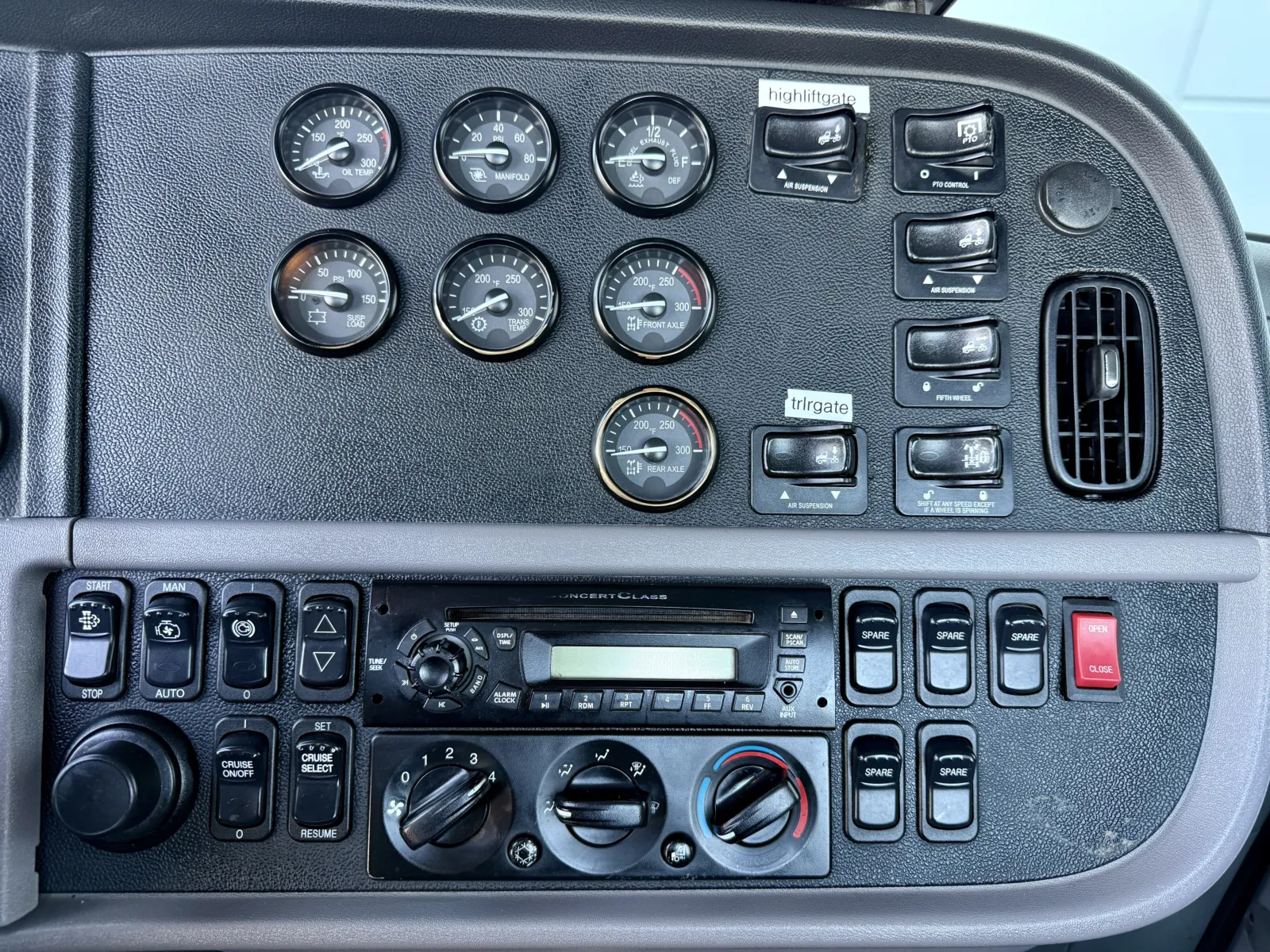 2013 Peterbilt - image 18