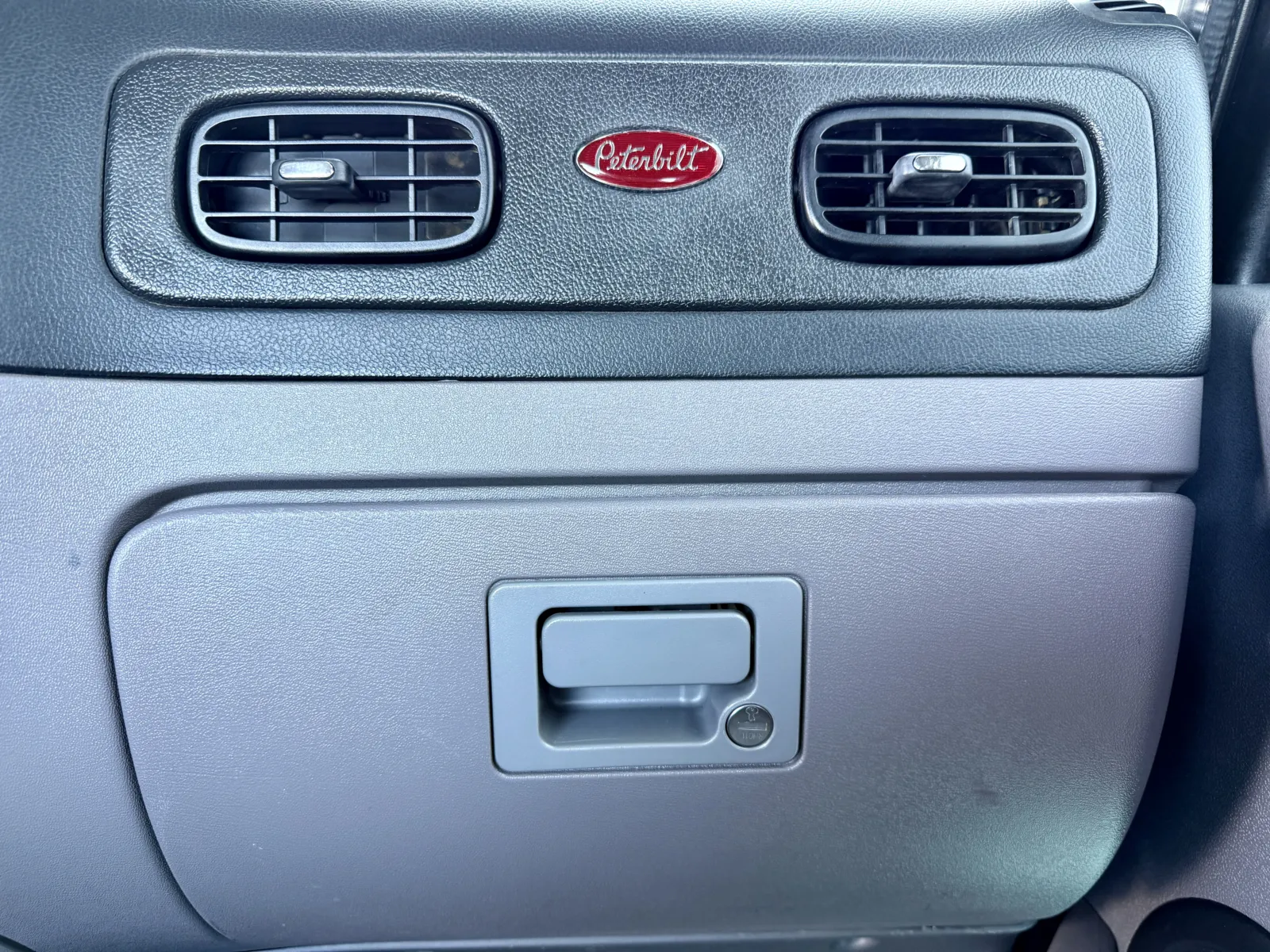 2013 Peterbilt - image 19