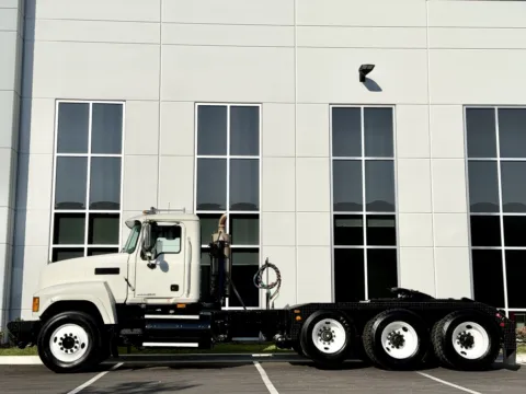 More photos of 2009 MACK CHU613 at Forge Truck Centers - Illinois, IL