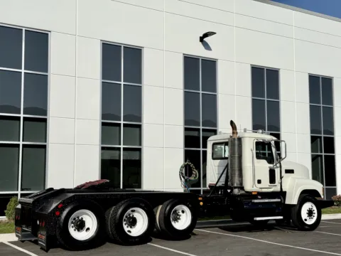 More photos of 2009 MACK CHU613 at Forge Truck Centers - Illinois, IL