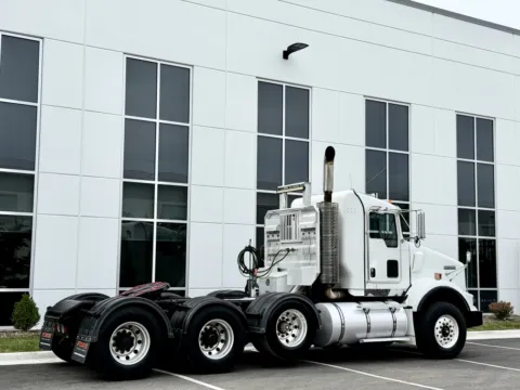 More photos of 2011 KENWORTH T800 at Forge Truck Centers - Illinois, IL