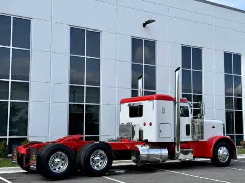More photos of 2007 PETERBILT 379 at Forge Truck Centers - Illinois, IL