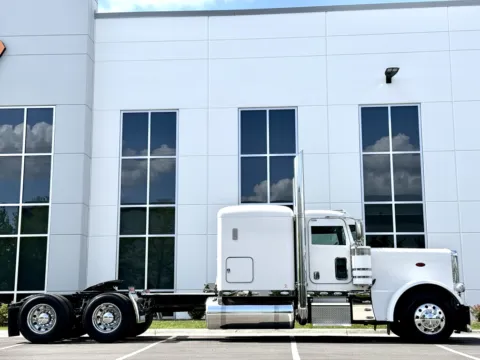 Another view of 2018 PETERBILT 389 for sale in New Lenox, IL at Forge Truck Centers - Illinois