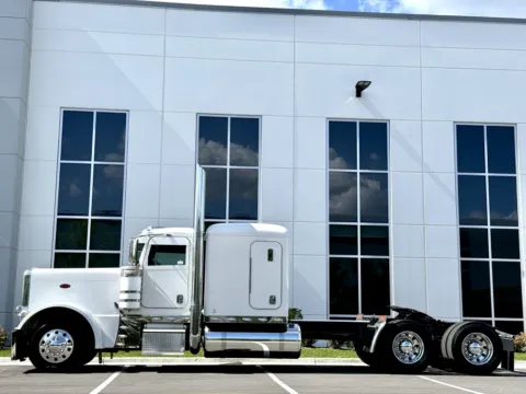 More photos of 2018 PETERBILT 389 at Forge Truck Centers - Illinois, IL