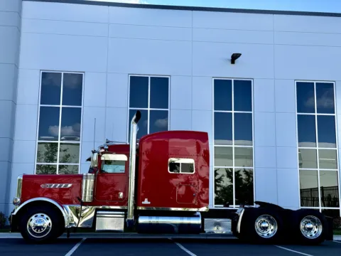 More photos of 2016 PETERBILT 389 at Forge Truck Centers - Illinois, IL