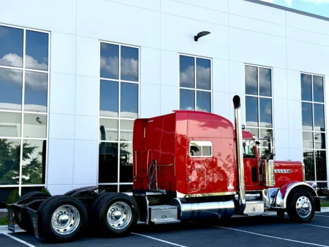 More photos of 2016 PETERBILT 389 at Forge Truck Centers - Illinois, IL