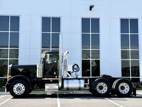 More photos of 2002 PETERBILT 379 at Forge Truck Centers - Illinois, IL