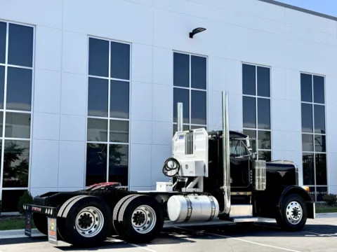 More photos of 2002 PETERBILT 379 at Forge Truck Centers - Illinois, IL