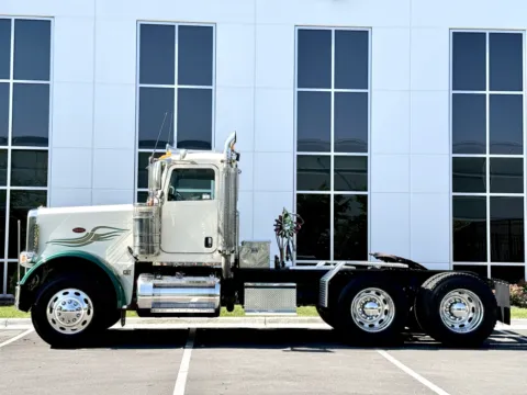 More photos of 2017 PETERBILT 389 at Forge Truck Centers - Illinois, IL