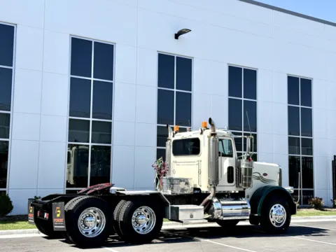 More photos of 2017 PETERBILT 389 at Forge Truck Centers - Illinois, IL