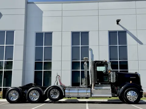 Another view of 2013 KENWORTH W900 for sale in New Lenox, IL at Forge Truck Centers - Illinois