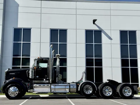 More photos of 2013 KENWORTH W900 at Forge Truck Centers - Illinois, IL