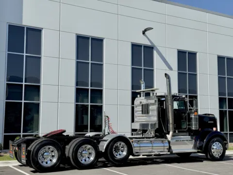 More photos of 2013 KENWORTH W900 at Forge Truck Centers - Illinois, IL
