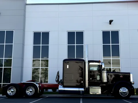 Another view of 2017 PETERBILT 389 for sale in New Lenox, IL at Forge Truck Centers - Illinois