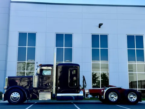 More photos of 2017 PETERBILT 389 at Forge Truck Centers - Illinois, IL