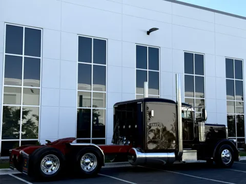 More photos of 2017 PETERBILT 389 at Forge Truck Centers - Illinois, IL