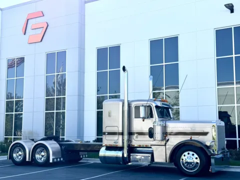 Photos of 2000 PETERBILT 379 for sale in New Lenox, IL at Forge Truck Centers - Illinois