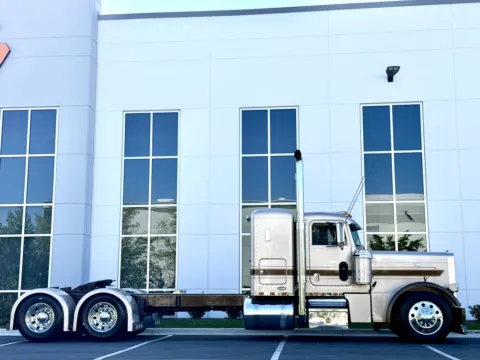 Another view of 2000 PETERBILT 379 for sale in New Lenox, IL at Forge Truck Centers - Illinois