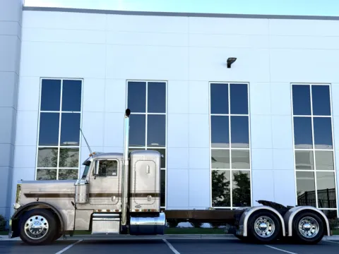 More photos of 2000 PETERBILT 379 at Forge Truck Centers - Illinois, IL