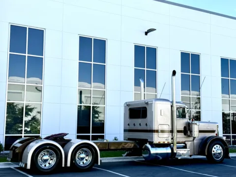 More photos of 2000 PETERBILT 379 at Forge Truck Centers - Illinois, IL