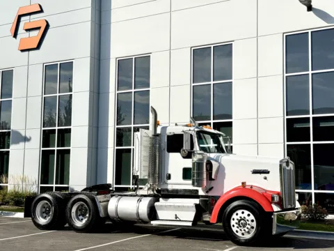 Photos of 2003 KENWORTH W900 for sale in New Lenox, IL at Forge Truck Centers - Illinois