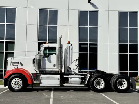 More photos of 2003 KENWORTH W900 at Forge Truck Centers - Illinois, IL