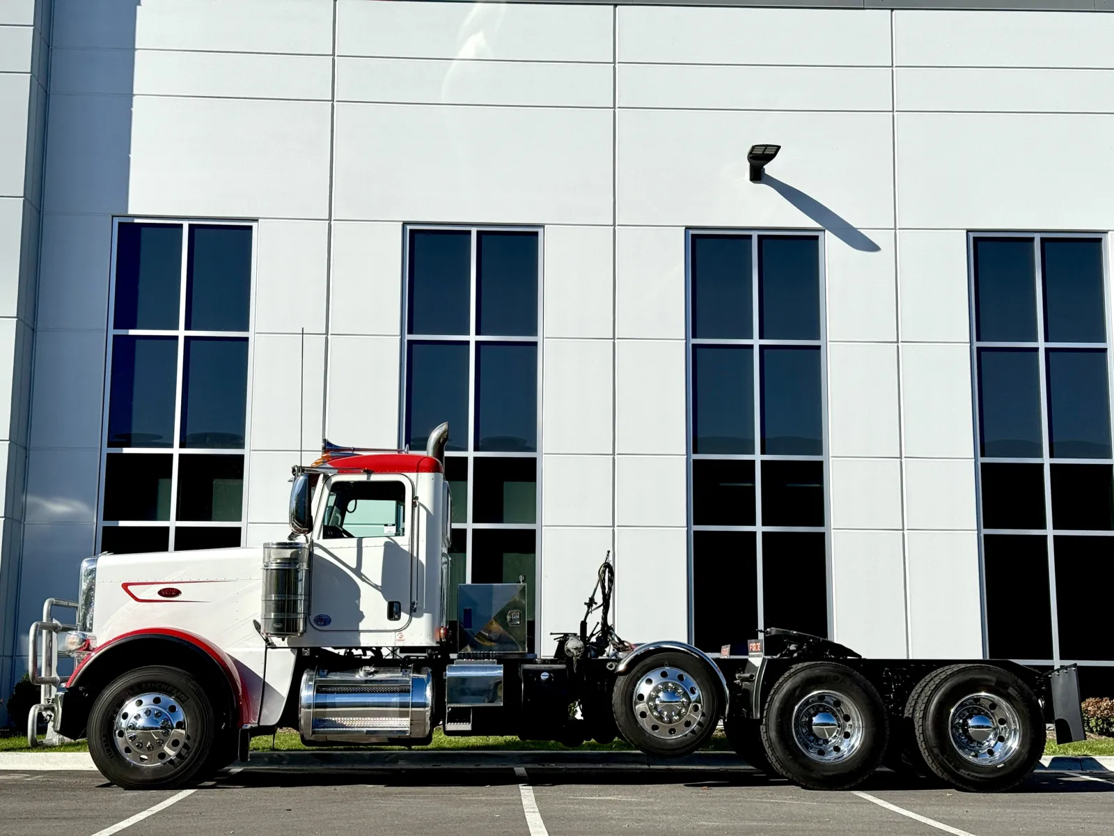 2023 Peterbilt 389 - image 4