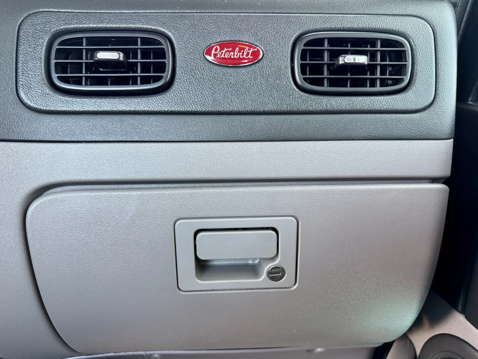 2023 Peterbilt 389 - image 19