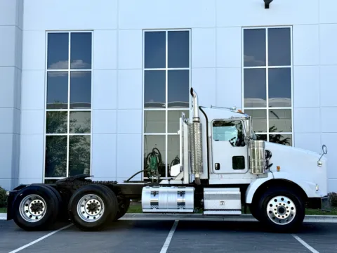 Another view of 2015 KENWORTH T800 for sale in New Lenox, IL at Forge Truck Centers - Illinois