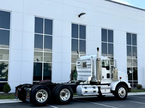 More photos of 2015 KENWORTH T800 at Forge Truck Centers - Illinois, IL