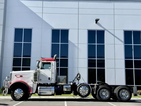 More photos of 2023 PETERBILT 389 at Forge Truck Centers - Illinois, IL