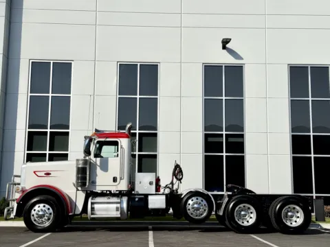 More photos of 2023 PETERBILT 389 at Forge Truck Centers - Illinois, IL