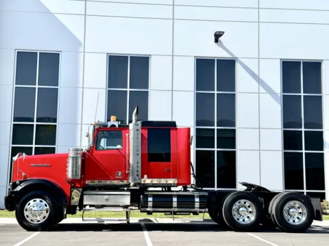 More photos of 2015 WESTERN STAR 4900 EX at Forge Truck Centers - Illinois, IL