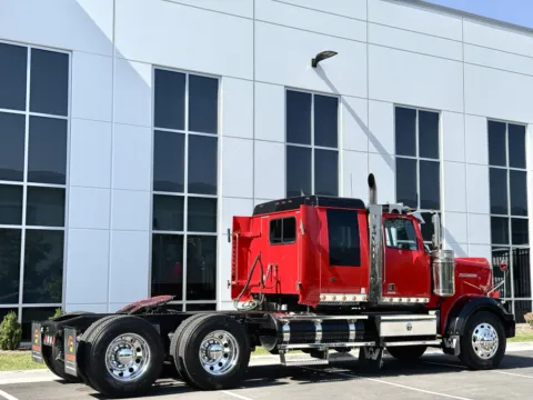 More photos of 2015 WESTERN STAR 4900 EX at Forge Truck Centers - Illinois, IL