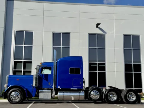 More photos of 2018 PETERBILT 389 at Forge Truck Centers - Illinois, IL