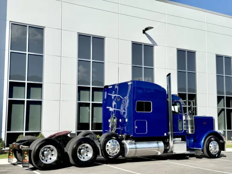 More photos of 2018 PETERBILT 389 at Forge Truck Centers - Illinois, IL
