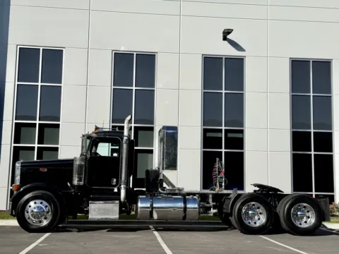 More photos of 2005 PETERBILT 379 at Forge Truck Centers - Illinois, IL