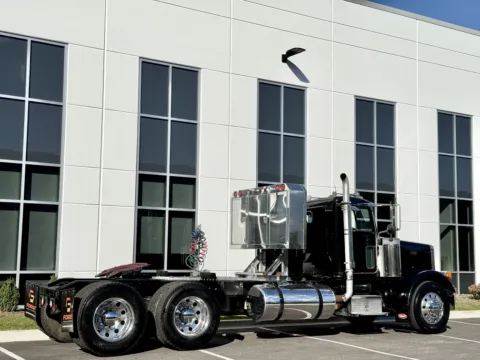 More photos of 2005 PETERBILT 379 at Forge Truck Centers - Illinois, IL