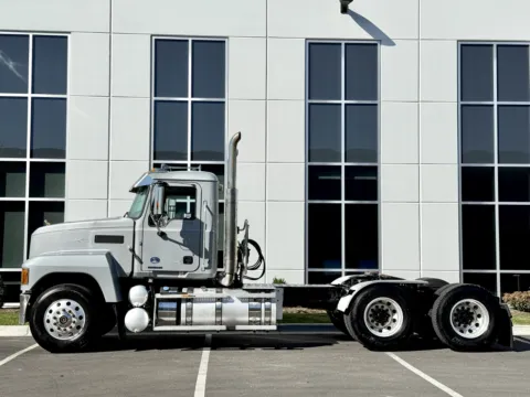 More photos of 2020 MACK PINNACLE at Forge Truck Centers - Illinois, IL