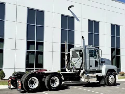 More photos of 2020 MACK PINNACLE at Forge Truck Centers - Illinois, IL