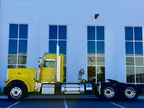 More photos of 2023 PETERBILT 389 at Forge Truck Centers - Illinois, IL