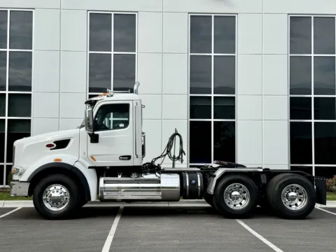 More photos of 2017 PETERBILT 567 at Forge Truck Centers - Illinois, IL