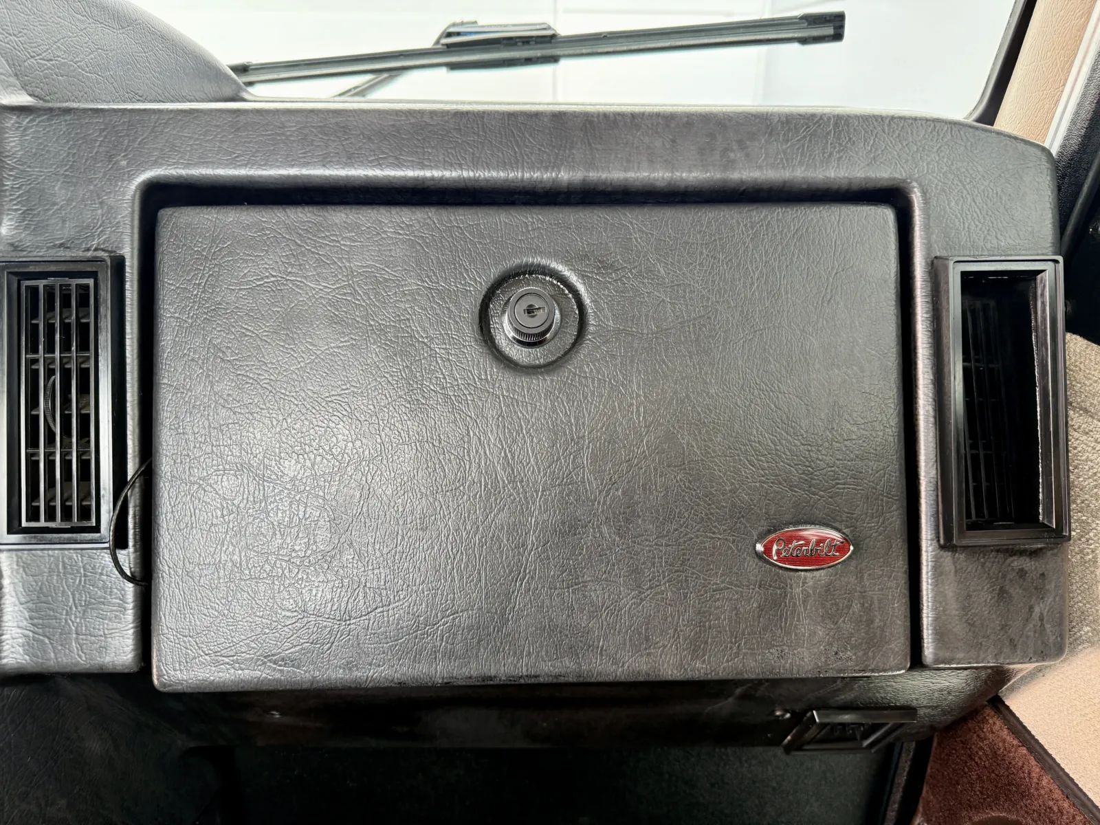 1998 Peterbilt - image 19