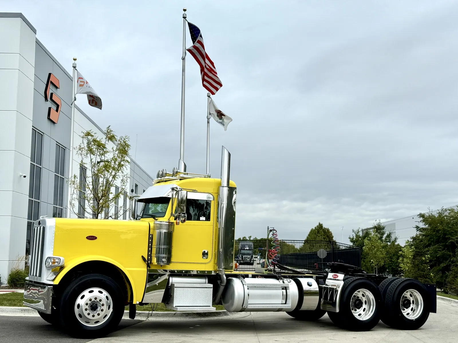 2023 PETERBILT 389