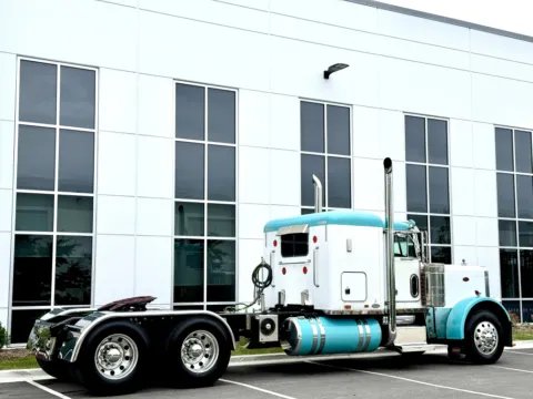 More photos of 2000 PETERBILT 379 at Forge Truck Centers - Illinois, IL