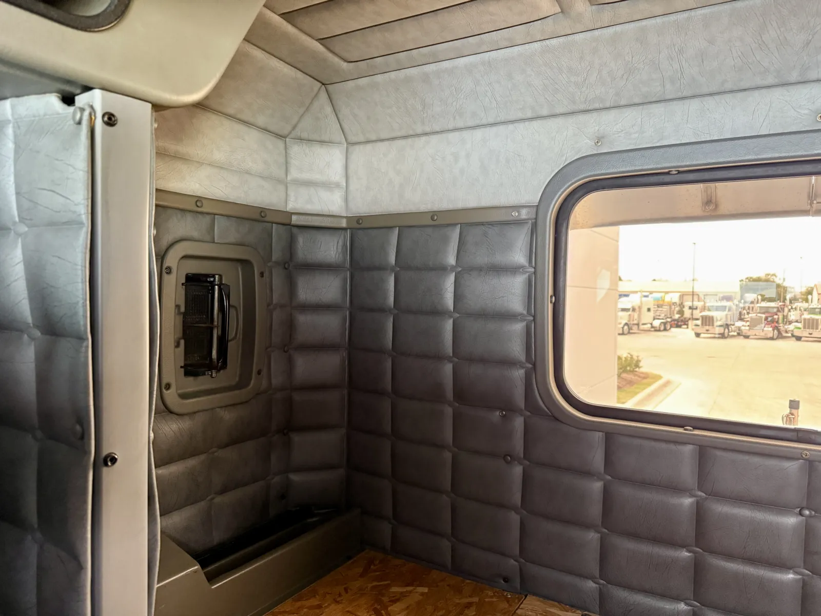 2000 Peterbilt - image 22