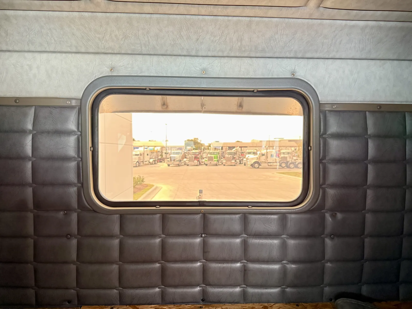 2000 Peterbilt - image 23