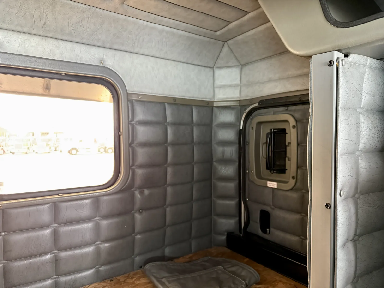 2000 Peterbilt - image 24