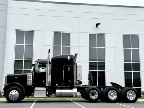 More photos of 2001 PETERBILT 379 at Forge Truck Centers - Illinois, IL